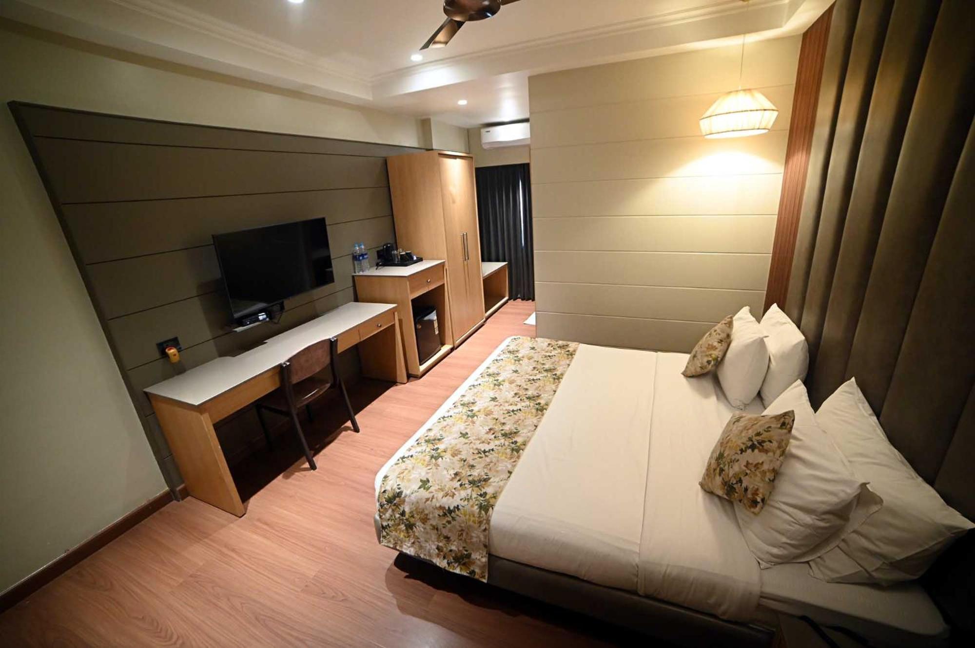 The Cindrella Hotel Siliguri Buitenkant foto