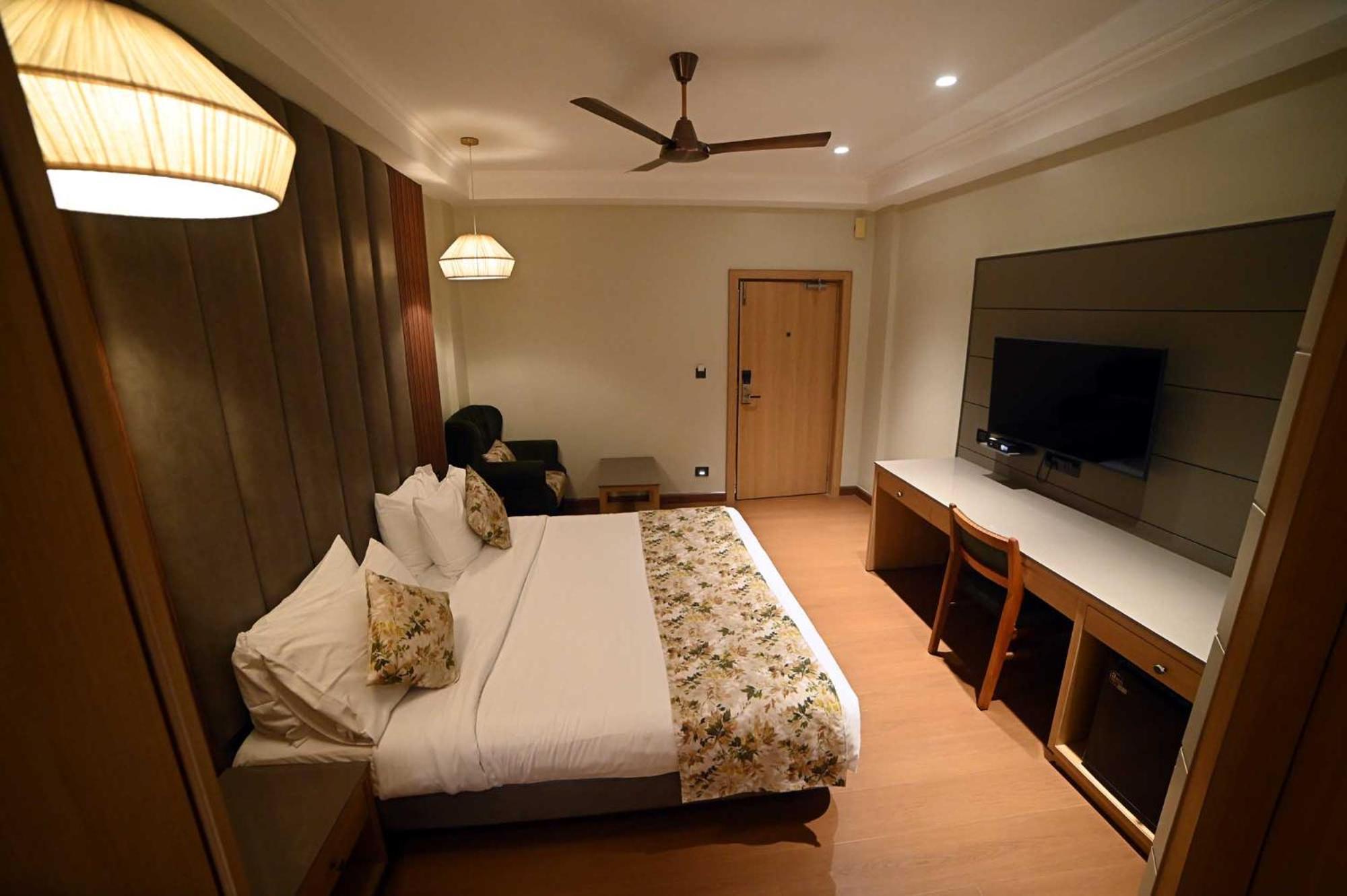The Cindrella Hotel Siliguri Buitenkant foto